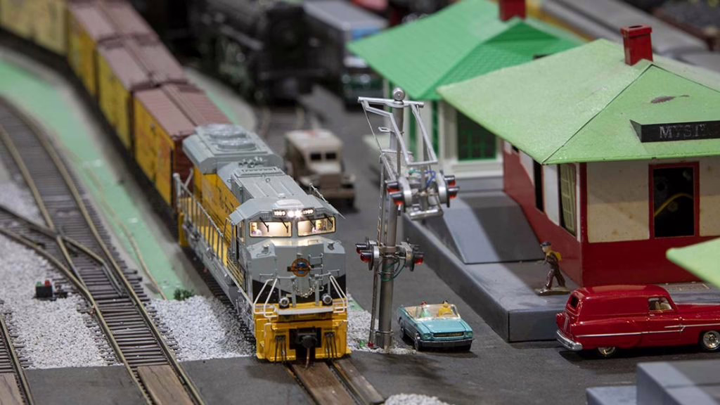 s scale rail crossing